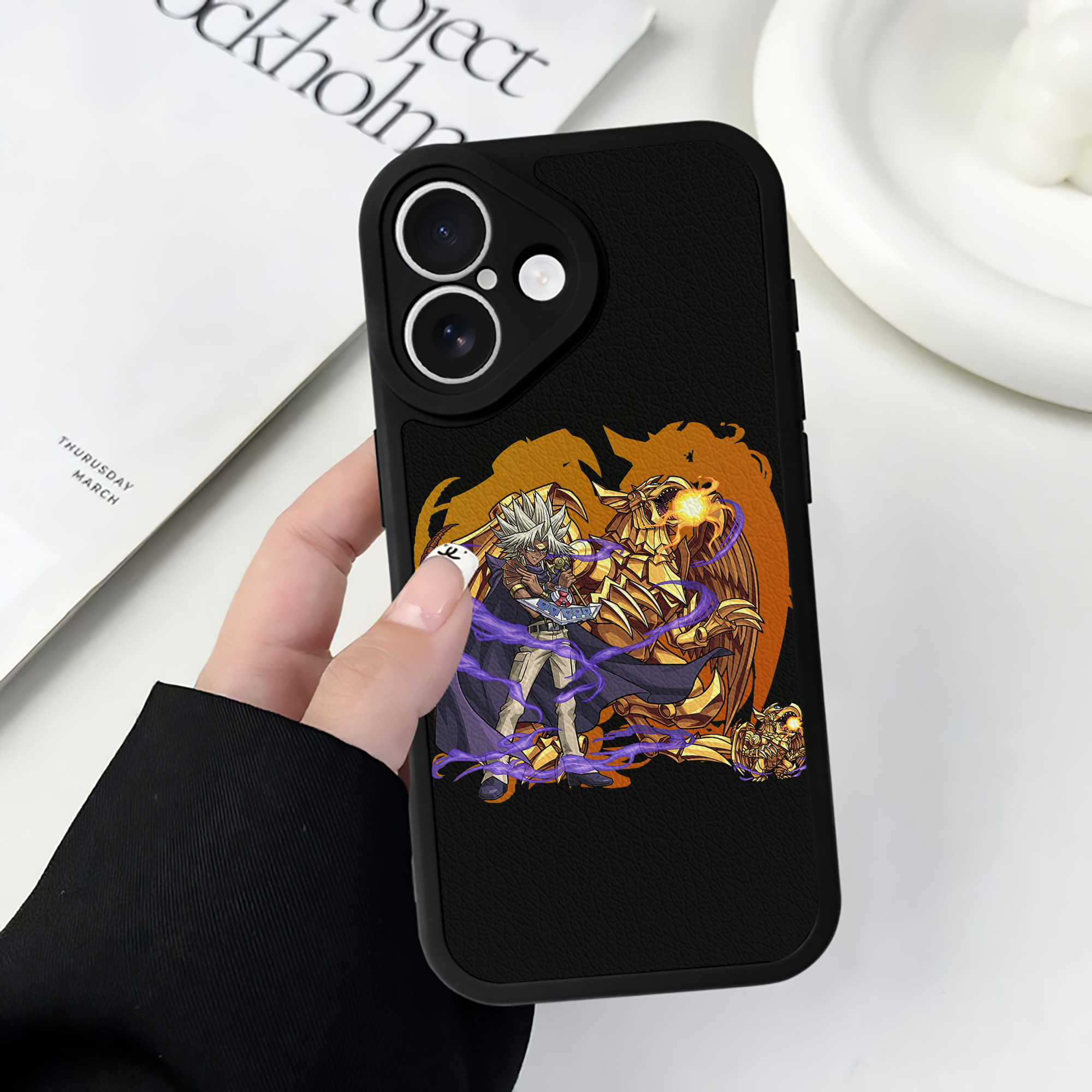 （画像用） 遊☆戯☆王 Yu-Gi-Oh! 【iPhone 16シリーズ対応】シリコンスマホケース（レザー調） 材質：シリコン